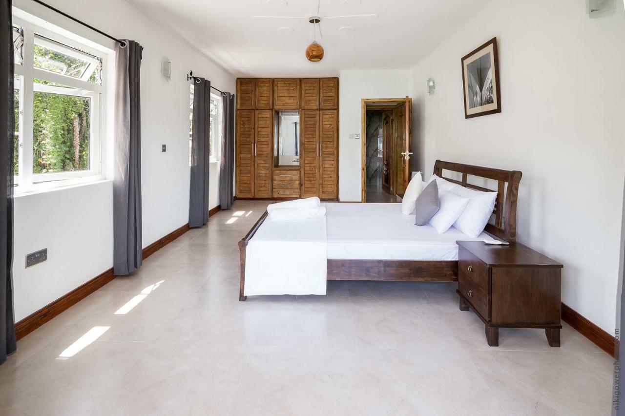 Flora'S Self Catering Apartments Victoria Esterno foto