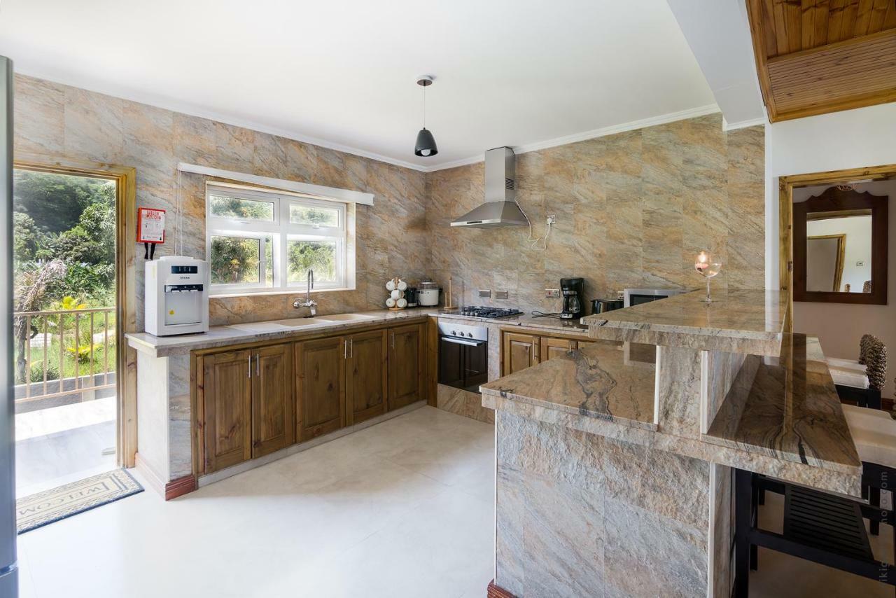 Flora'S Self Catering Apartments Victoria Esterno foto